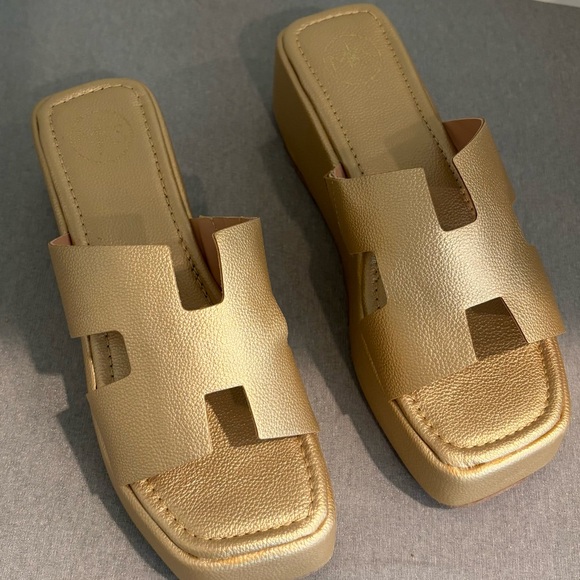 Gold Women's Sandals Hermes Vibes! - Picture 4 of 7